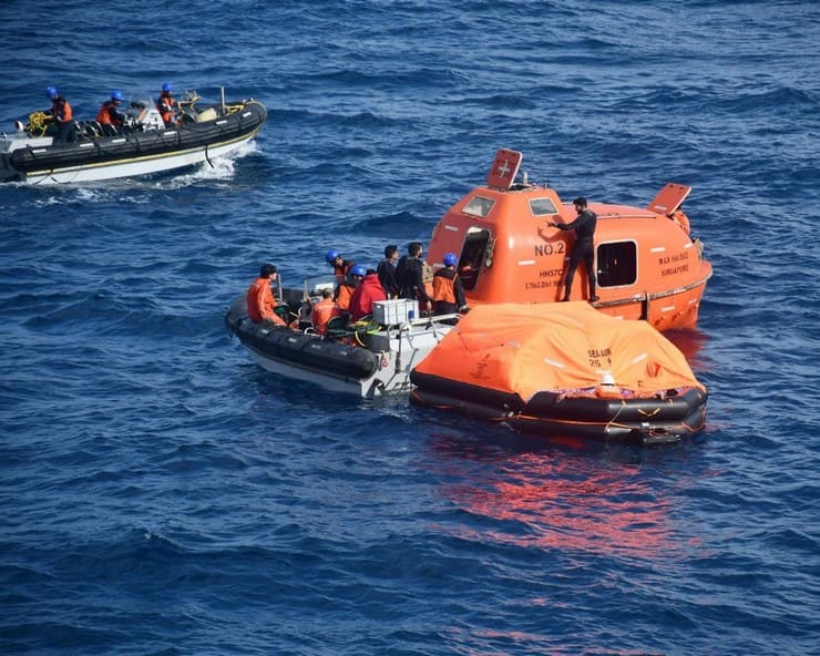 Wan Hai 503 container drift,Wan Hai 503 near Thrissur coast,Containers drifting to Ernakulam coast,Container ship accident Wan Hai 503,വാൻ ഹായ് 503 കണ്ടെയ്‌നറുകൾ തീരത്തേക്ക്,തൃശൂർ എറണാകുളം തീരത്ത് കണ്ടെയ്‌നർ അപകട ഭീഷണി,വാൻ ഹായ് 503 അപകടം,എറണാകുളം തീര