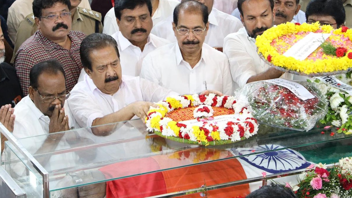 Ramesh Chennithala waiting for VS, VS Achuthanandan Death, VS Achuthanandan final journey Live, VS Achuthanandan funeral journey, VS Achuthanandan final journey, VS Achuthanandan, VS Achuthanandan Died, VS Achuthanandan Passes Away, VS Achuthanandan