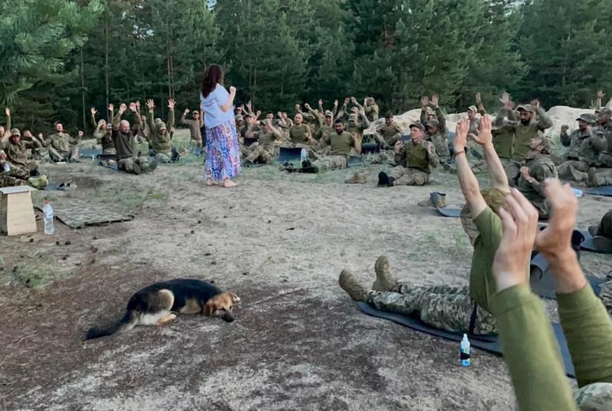 Art of Living Ukraine,Sri Sri Ravi Shankar Ukraine peace mission,Art of Living trauma relief,Breath meditation Ukraine war,ആർട്ട് ഓഫ് ലിവിംഗ് യു‌ക്രെയ്ൻ,ശ്രീശ്രീ രവിശങ്കർ യു‌ക്രെയ്ൻ സമാധാന ദൗത്യം,യു‌ക്രെയ്ൻ യുദ്ധം ആർട്ട് ഓഫ് ലിവിംഗ്,ആർട്ട് ഓഫ് ലിവിംഗ