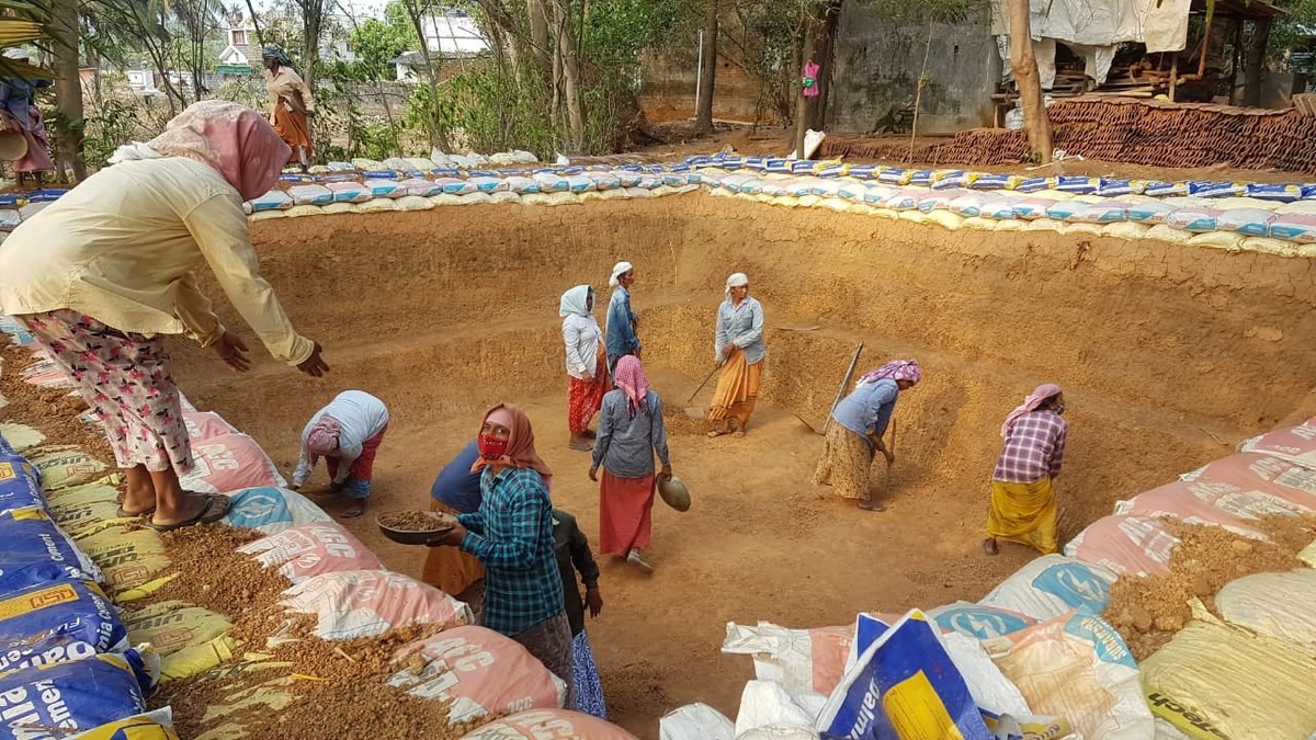 തൊഴിലുറപ്പ് തൊഴിലാളികൾ ഓണസമ്മാനം,1200 രൂപ ഓണസമ്മാനം കേരളം,ഗ്രാമീണ തൊഴിലുറപ്പ് പദ്ധതി ഓണസമ്മാനം,Kerala Onam bonus for workers,rs 1200 Onam gift Kerala 2025,Kerala employment guarantee scheme Onam benefit