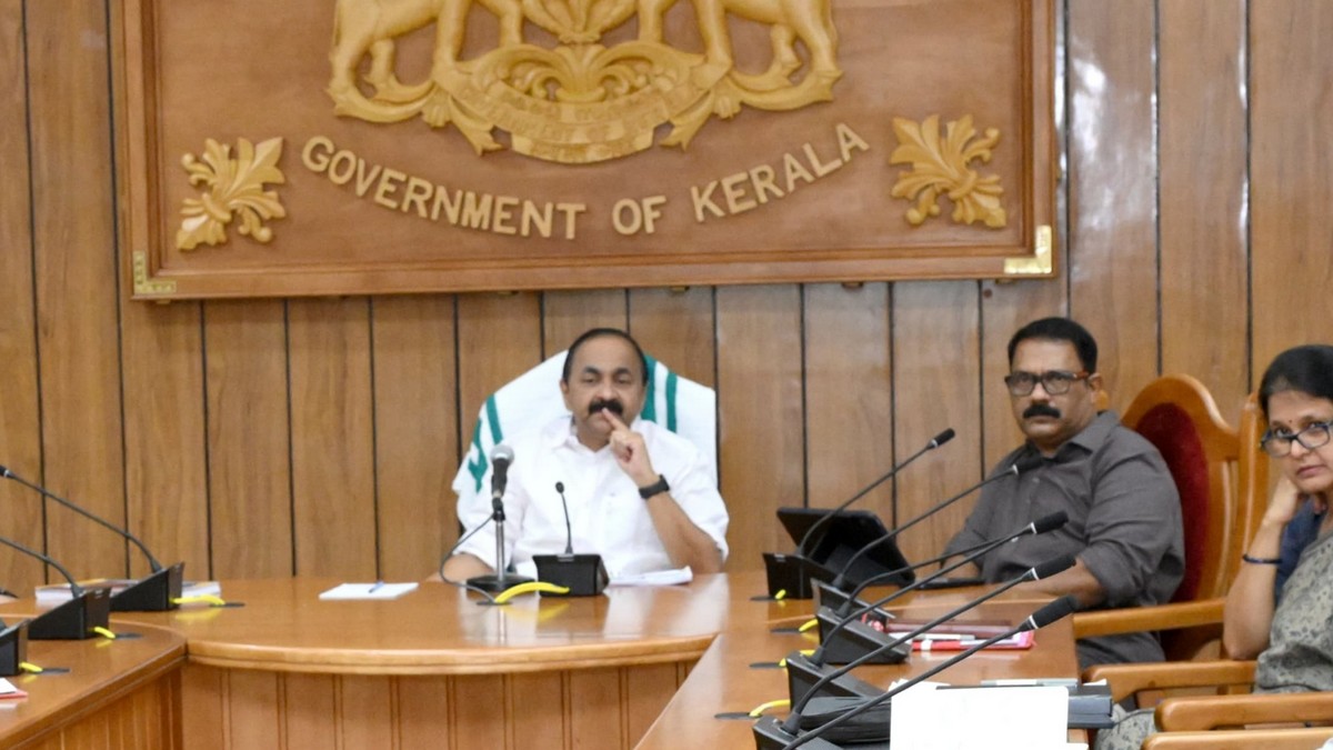 രഹസ്യമായും അല്ലാതെയുമൊക്കെ ആളുകളെ കാണേണ്ടി വരും, ...