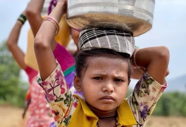 Water & women : पानी है पर प्यासे हैं, हर तरफ ...