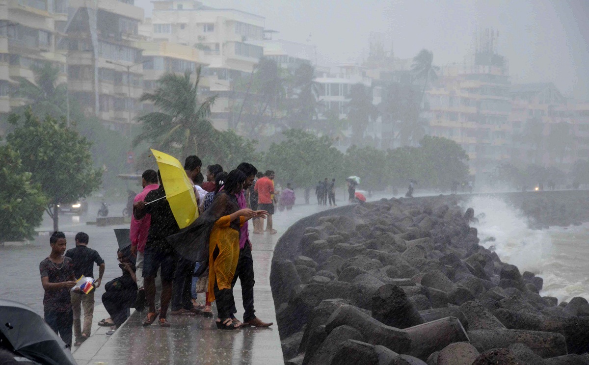 मुंबईत मुसळधार पावसा रेड अलर्ट जारी; सोसाट्याचे ...
