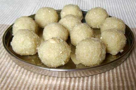 தீபாவ‌ளி ஸ்பெஷல்  ரவா லட்டு தயாரிப்பது எப்படி?