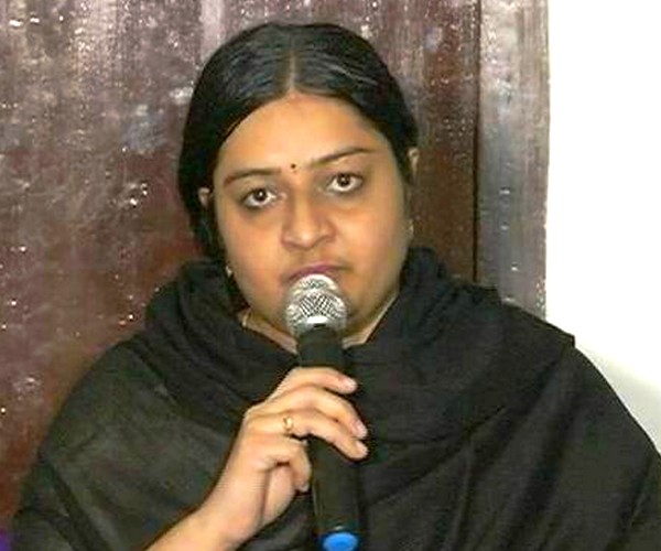 எனக்கு எதிராக எனது கணவரை சசிகலா தூண்டிவிடுகிறார்! ...