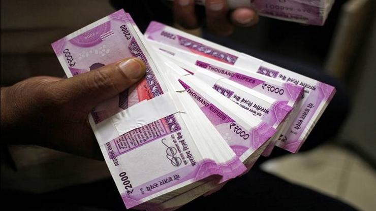 மைசூர் சாமுண்டீஸ்வரியும் குடும்ப தலைவி தான், அவருக்கும் ரூ.2000 வழங்க வேண்டும்: காங்கிரஸ் எம்.எ.சி