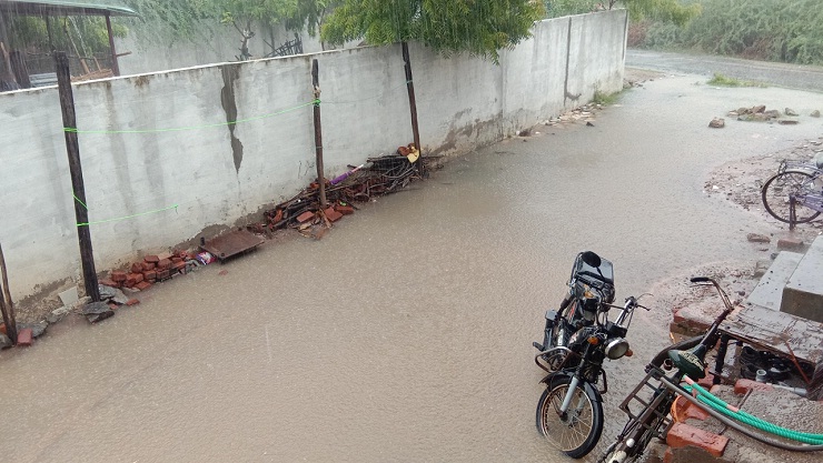 மழைநீரை அகற்றக்கோரி சென்னையில் போராட்டம்: ஸ்தம்பித்தது முக்கிய சாலை!