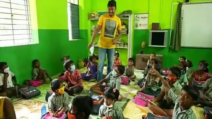 பசங்களா எல்லாரும் நல்லா படிக்கணும்..! – இனிப்பு கொடுத்து வாழ்த்திய உதயநிதி!