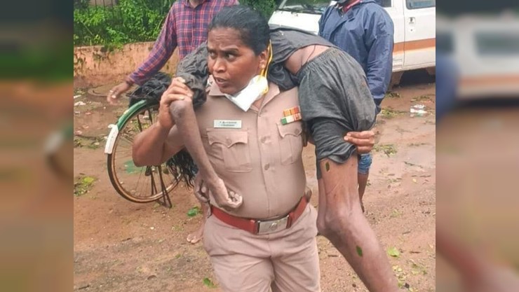 உயிர் இருக்கு… உடனே காப்பாத்தணும்! – இளைஞரை தோளில் தூக்கி ஓடிய பெண் இன்ஸ்பெக்டர்!