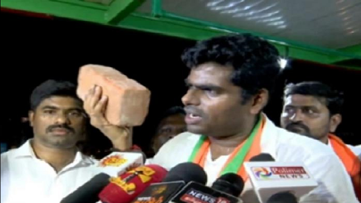 உதயநிதி காட்டிய அதே செங்கல்.. ஈரோட்டில் அண்ணாமலையின் பதிலடி பிரச்சாரம்..!