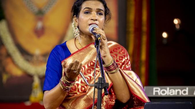 பாடகி மீனாள் ஜெயினின் இன்னிசையில் நனைந்த ஈஷா!