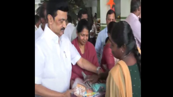 தூத்துக்குடியில் முதல்வர் ஸ்டாலின் ஆய்வு.. நிவாரண பொருட்களை வழங்கினார்..!