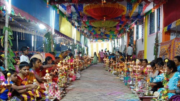 பழனி ஆண்டவர் முருக பக்தர்கள் பாதயாத்திரை குழு சார்பாக திருவிளக்கு பூஜை அன்னதானம்
