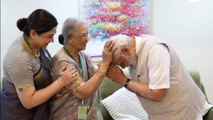 பிரதமர் மோடிக்கு ஆசி வழங்கிய குஷ்பு மாமியார்.. புகைப்படம் வைரல்..!