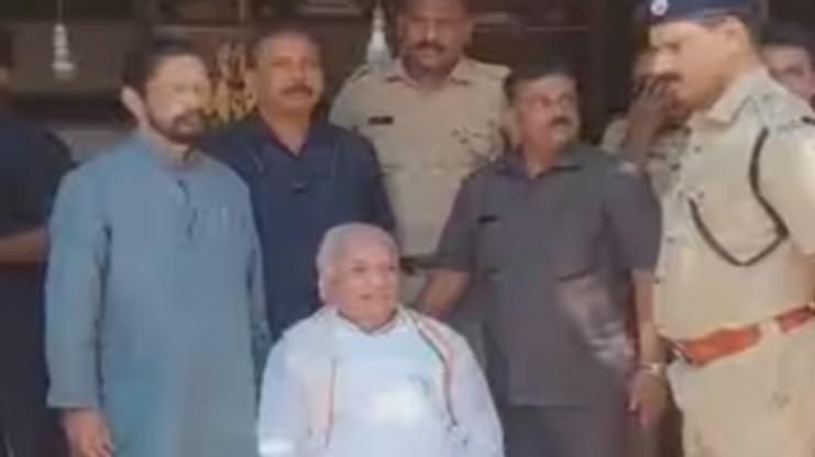 கேரள ஆளுநரை முற்றுகையிட்ட SFI அமைப்பினர்