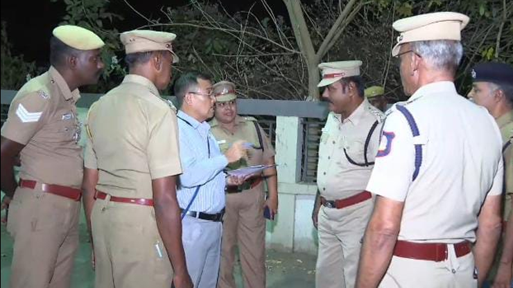 தேர்தல் பாதுகாப்பு பணிக்காக துணை ராணுவ படையினர் சிறப்பு ரயில் மூலம் திருச்சி வந்தனர் . திருச்சியில் இருந்து 8 மாவட்டங்களுக்கு பாதுகாப்பு பணிக்கு உடமைகளை எடுத்துச் சென்றனர்