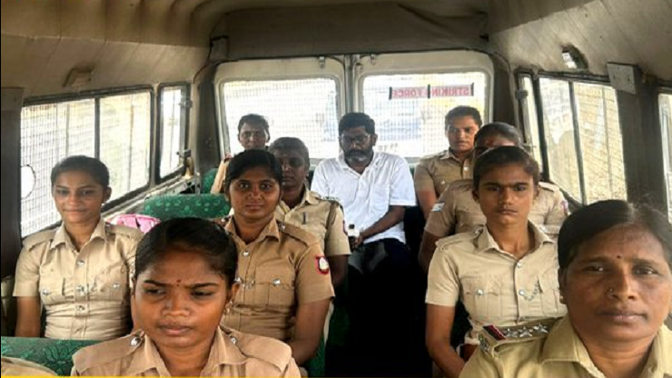 சவுக்கு சங்கரை அழைத்து செல்லும் பெண் காவலர்கள்.. இதுதான் தகுந்த பாடம்..!