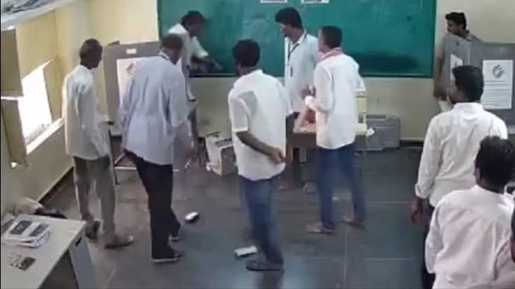 வாக்குப்பதிவு இயந்திரத்தை அடித்து நொறுக்கிய எம்.எல்.ஏ.! ஆந்திராவில் பரபரப்பு..!!