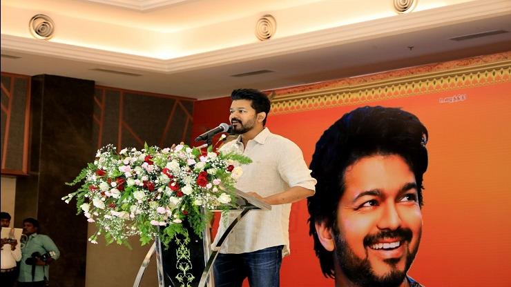 நன்றாக படித்தவர்கள் கட்டாயம் அரசியலுக்கு வர வேண்டும்.. பாராட்டு விழாவில் விஜய்