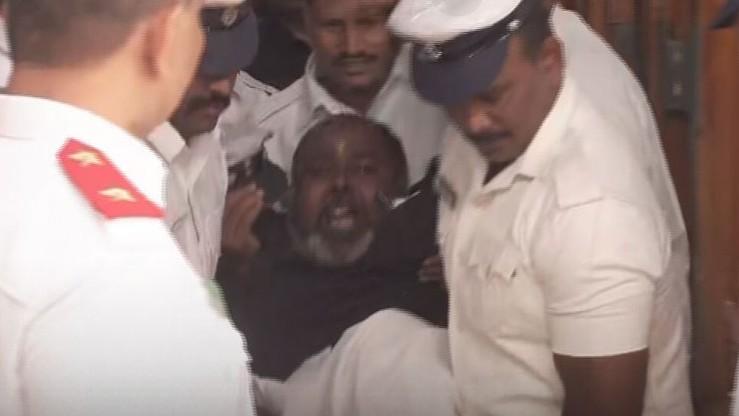 சட்டமன்றத்தில் அமளி; அதிமுகவினர் குண்டுக்கட்டாக வெளியேற்றம்! – சபாநாயகர் விளக்கம்!