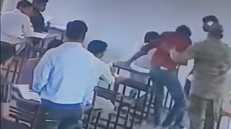 பரிட்சை ஹாலில் கல்லூரி மாணவரின் கன்னத்தில் பளார் பளார் என அறைந்த கலெக்டர்.. என்ன நடந்தது?