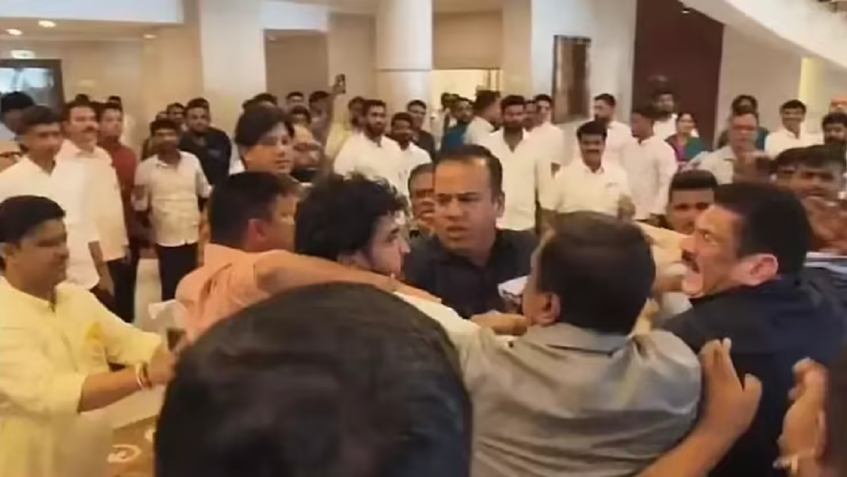 மகாராஷ்டிரா சட்டமன்ற எம்.எல்.ஏக்கள் அடிதடி சண்டை.. சட்டமன்றத்திற்கு குண்டர்கள் வந்தார்களா?