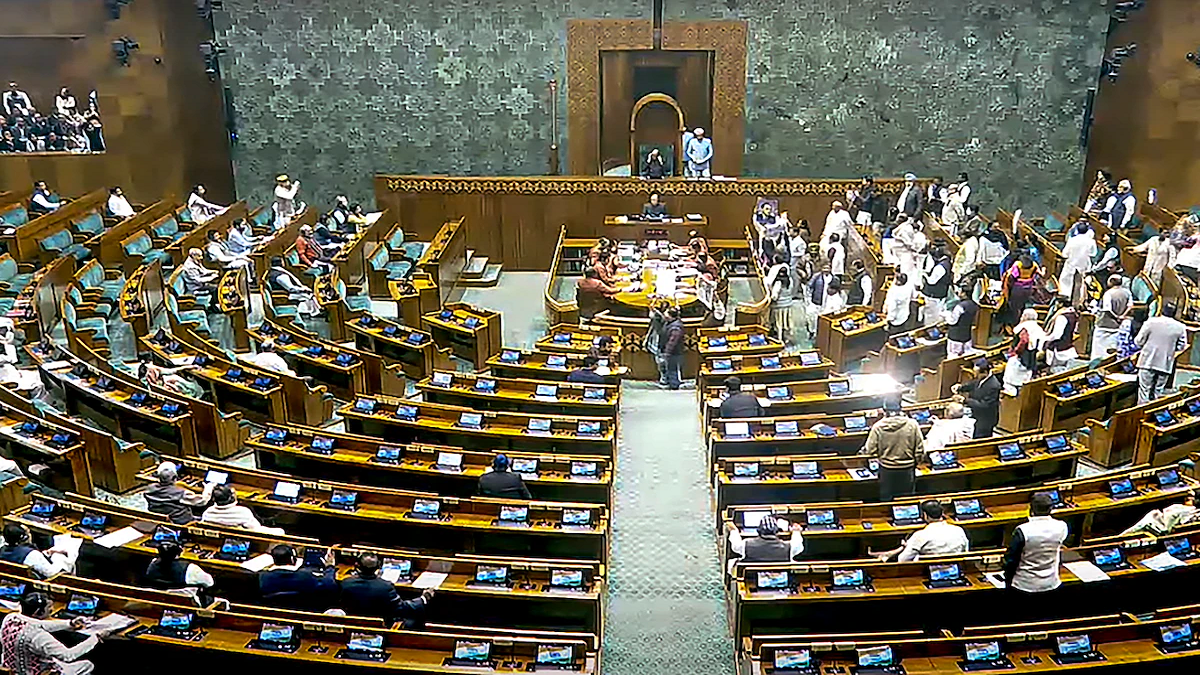 முதல் நாளே எதிர்க்கட்சிகள் அமளி.. மக்களவை ஒத்திவைப்பு.. டிரம்ப் கருத்துக்கு விளக்கம் கோரி ஆர்ப்பாட்டம்..!