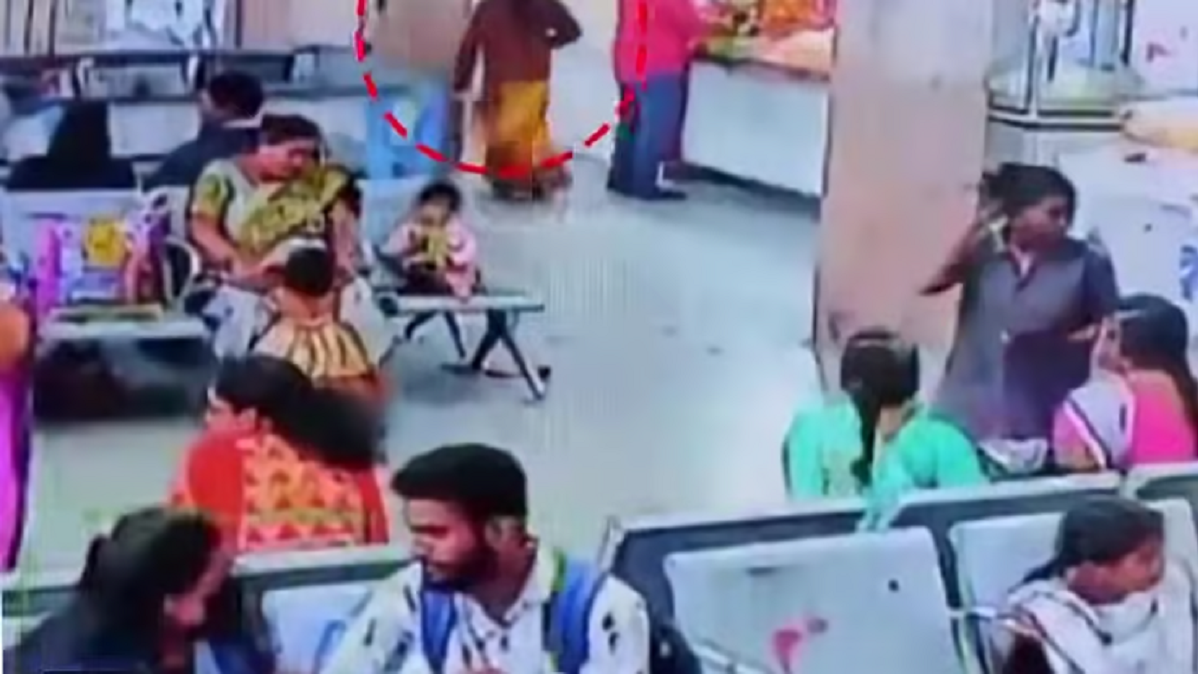 15 குழந்தையை பஸ் ஸ்டாண்டில் விட்ட பெண்.. காதலனுடன் பைக்கில் எஸ்கேப்..!