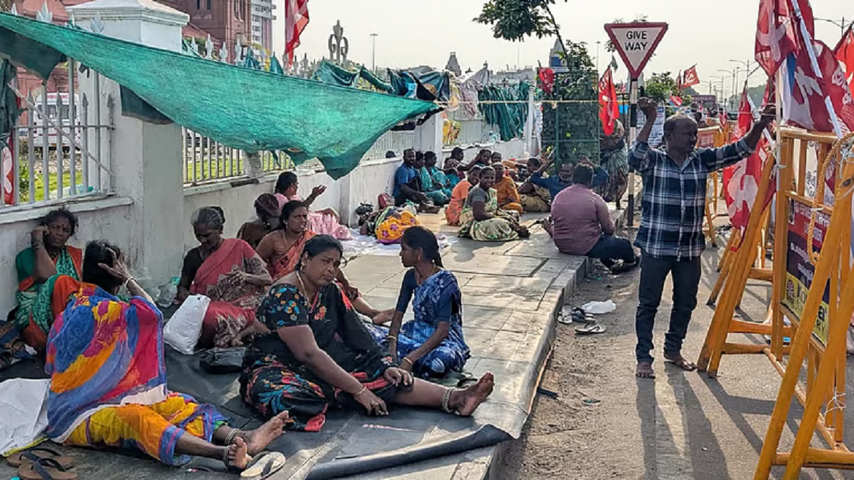 நீதிமன்ற உத்தரவு எதிரொலி: போலீஸ் குவிப்பு.. போராட்டத்தை கைவிட தூய்மை பணியாளர்கள் மறுப்பு..!