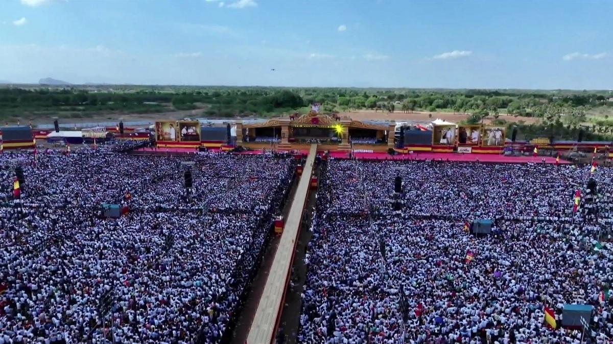 தவெக மாநாட்டில் கட்டுக்கடங்காத கூட்டம்.. 10 பேர் மயங்கி விழுந்து மருத்துவமனையில் அனுமதி..!