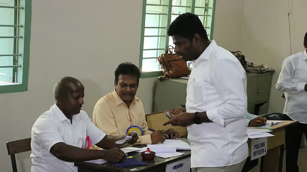 ஓட்டு போட வரும்போது காக்கி பேண்ட், வெள்ளை ...