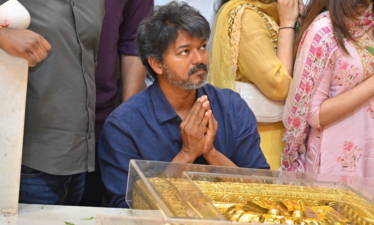 சீரடி சாய்பாபா கோவிலில் விஜய்!.. வைரல் போட்டோ!..