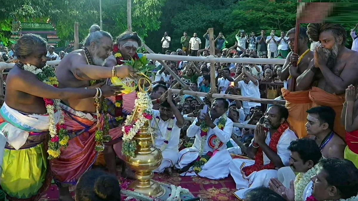 முருகனின் 6வது படை வீடு பழமுதிர்ச்சோலையில் கும்பாபிஷேகம்.. அமைச்சர் உள்பட பலர் பங்கேற்பு..