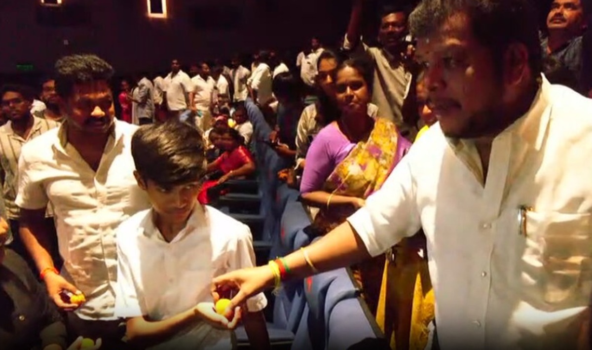 ஜனநாயகன்  படம் பார்க்க வந்த ரசிகர்களுக்கு லட்டு ...