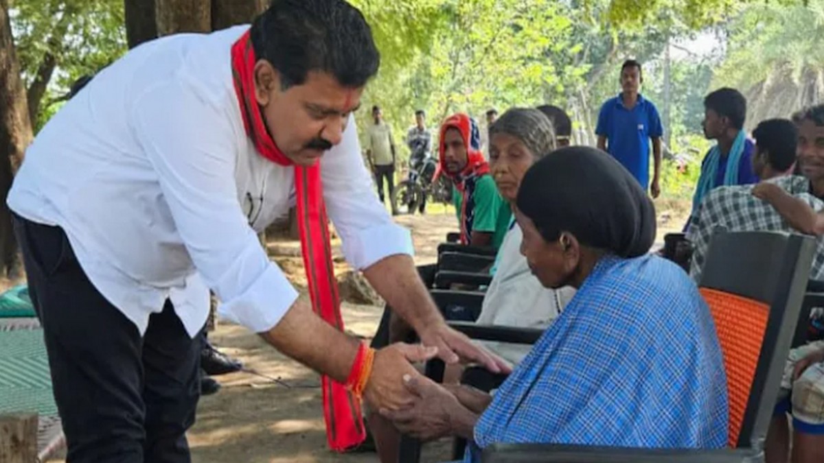 హిడ్మా తల్లితో భోజనం చేసిన ఛత్తీస్‌గఢ్ ఉప ముఖ్యమంత్రి.. వారం రోజుల్లో హిడ్మా హతం