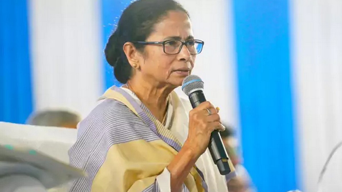 మమతా బెనర్జీనికి మరిన్ని కష్టాలు : లీగల్ నోటీసులు ...