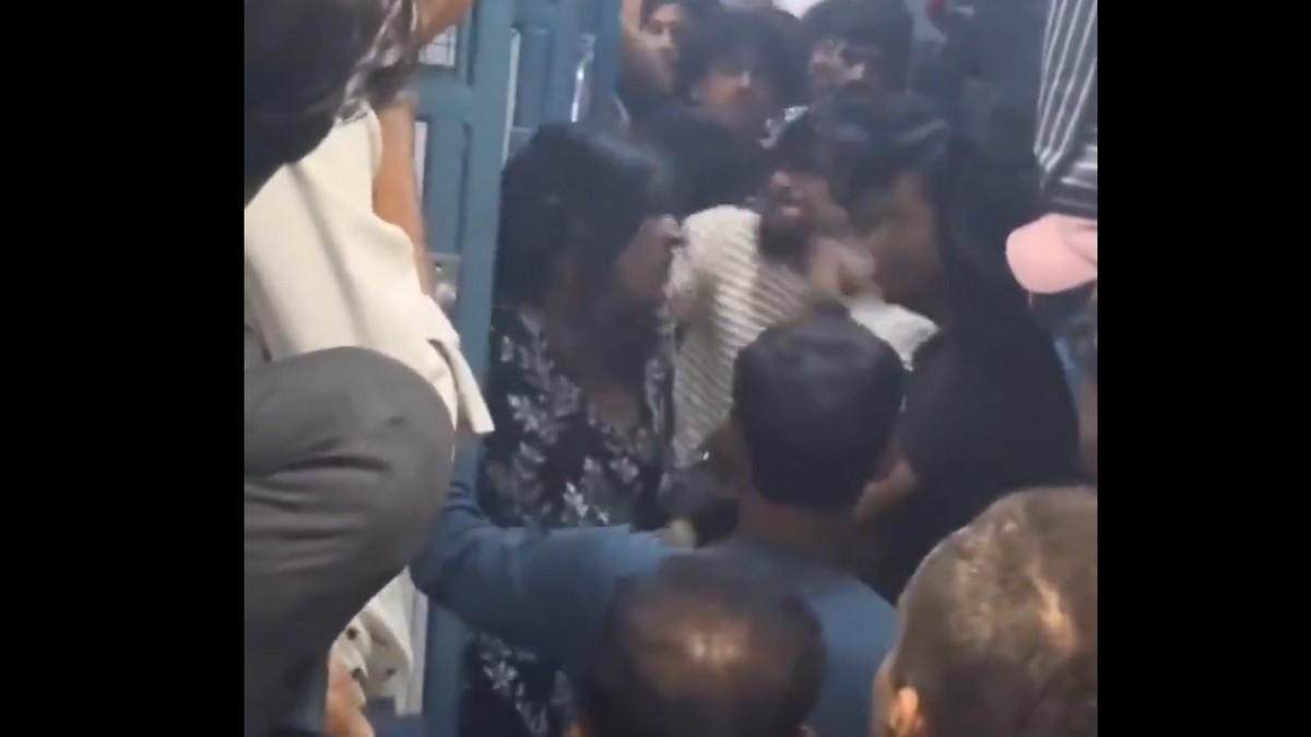ప్రయాణికుడి ఫోను లాక్కున్న హిజ్రా, అంతా కలిసి ...