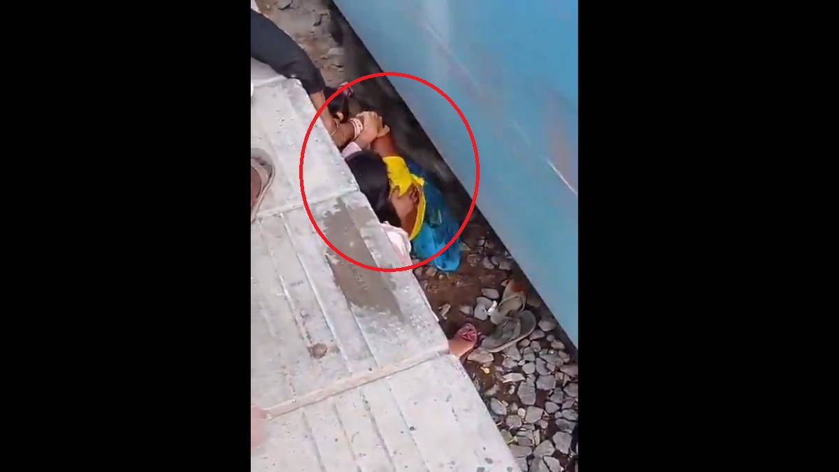 పిల్లలతో కలిసి రైల్వే ట్రాక్ దాటబోయింది... ...