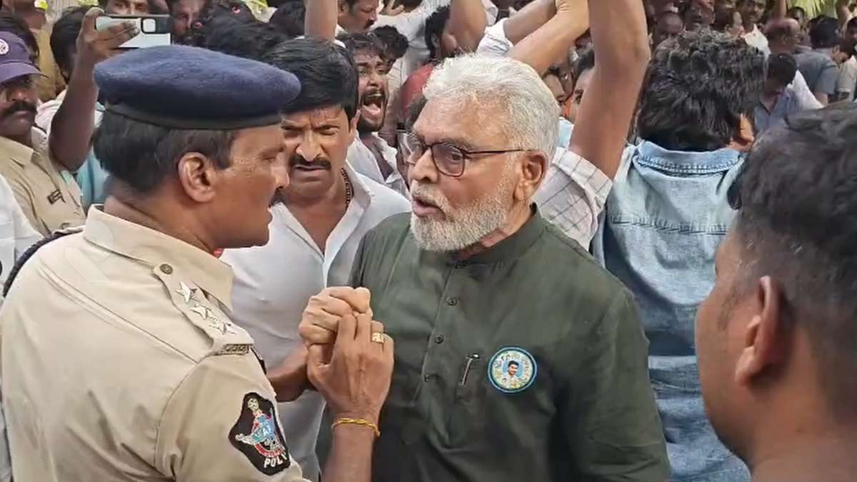 ముద్రగడ అంత్యక్రియలు: గౌరవ వందనం చేస్తున్న ...
