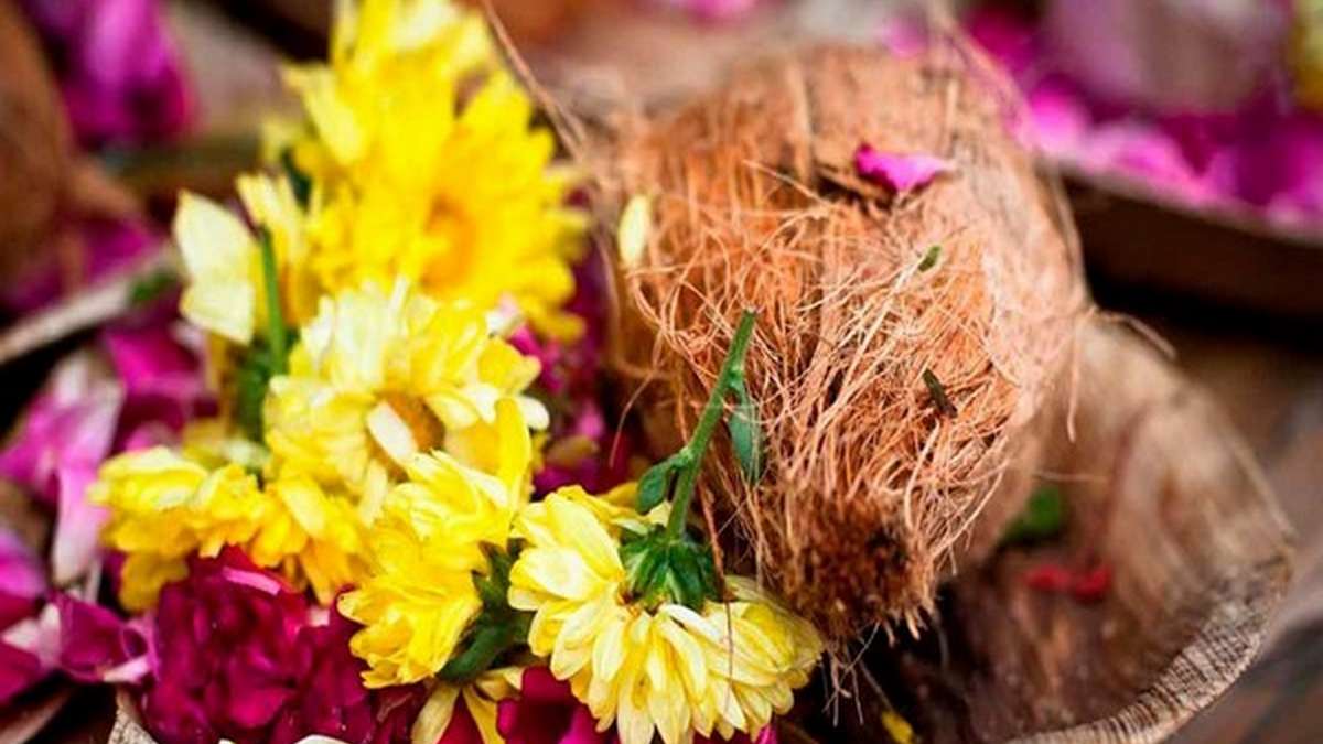 గర్భిణి స్త్రీ తండ్రి దేవునికి కొబ్బరికాయ ...