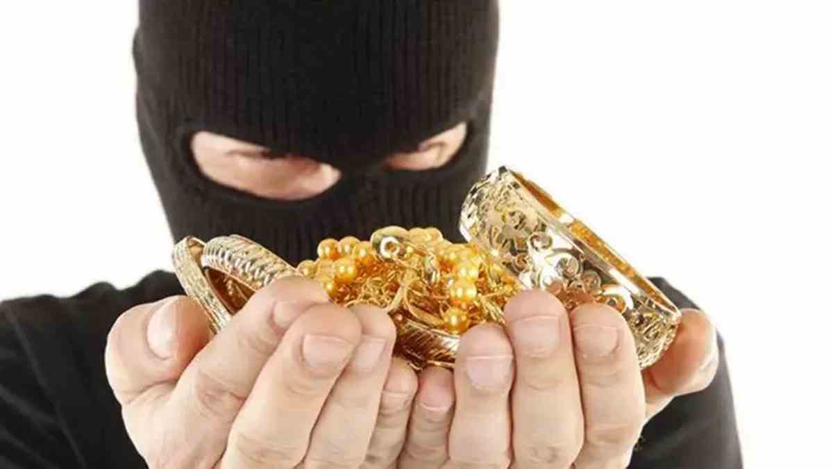 ఎస్బీఐలో రూ.50 లక్షల విలువైన నగలు అదృశ్యం... ...
