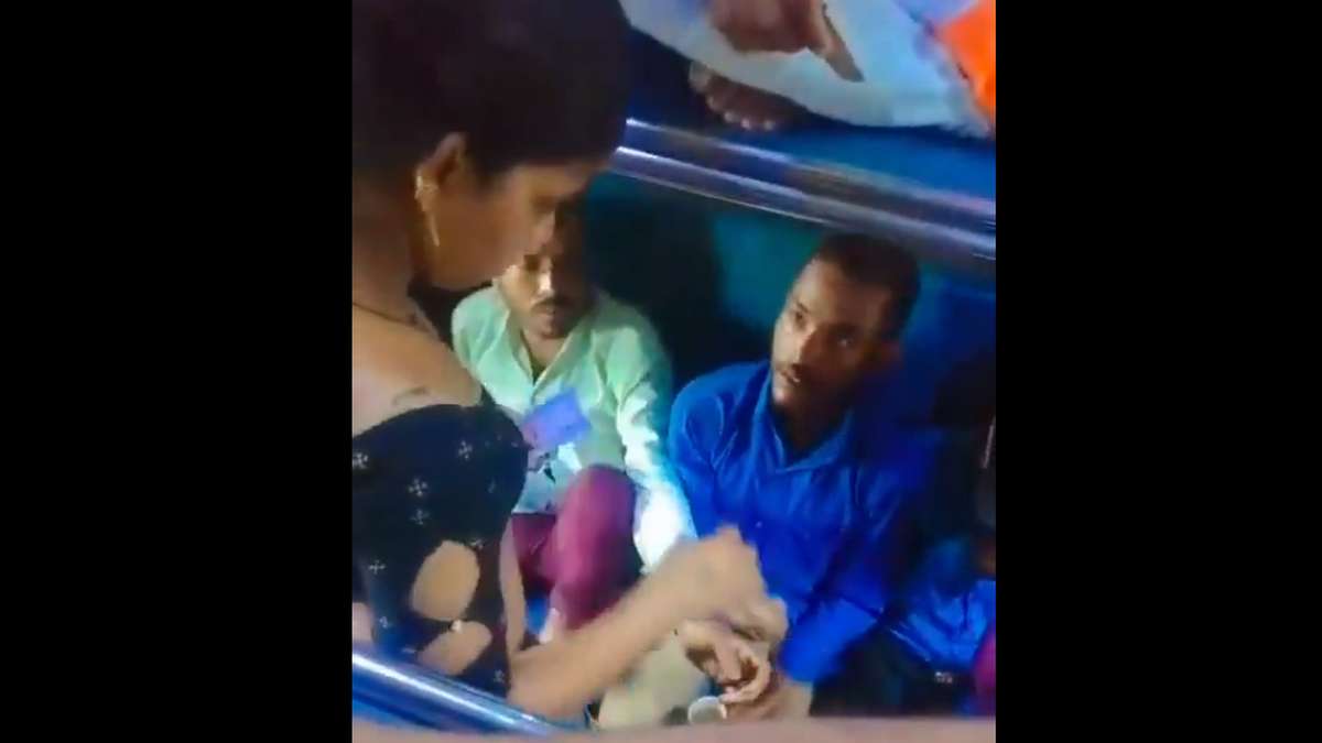 రైలు ప్రయాణీకులకు నరకం చూపిస్తున్న హిజ్రాలు, ...
