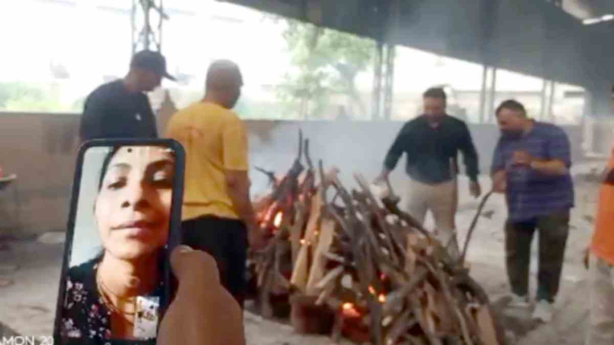 తండ్రి అంత్యక్రియలకు రాని కుమార్తెలు.. వీడియో ...