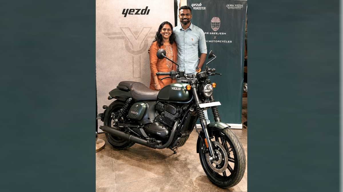 2026 యెజ్డీ రోడ్‌స్టర్ తొలి కస్టమర్‌గా డెలివరీ ...