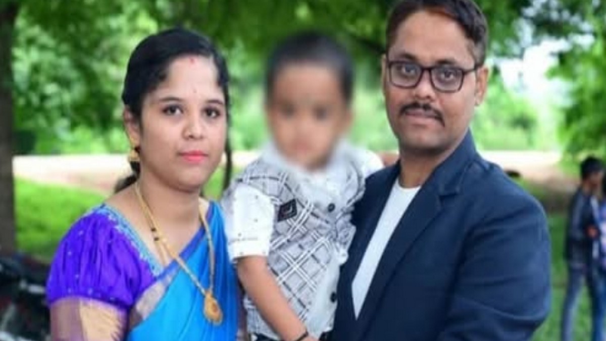 భర్త కాళ్లు భార్య పట్టుకుంటే.. ప్రియుడుని ఇంటి ...