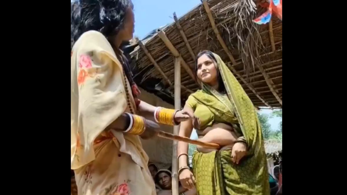 బొడ్డులో కర్ర పెట్టి నొక్కే వైద్యం, నొప్పి ...