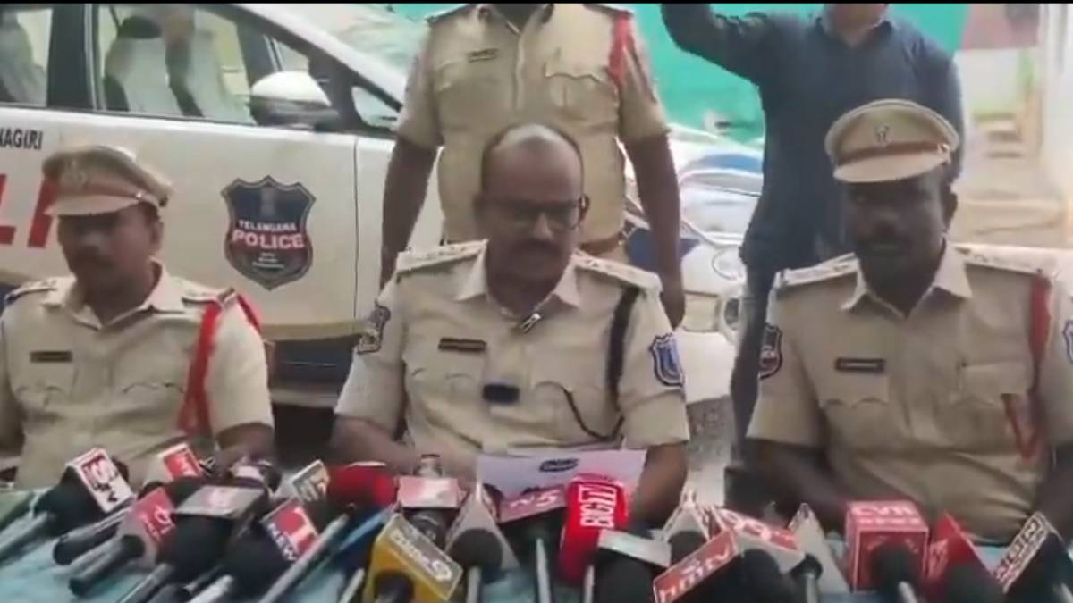 పిన్ని పిన్నీ అంటూ తరచూ ఇంటికి వచ్చి ఆమెతోనే ...