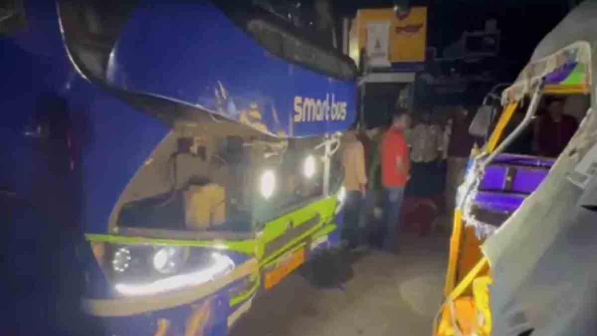 ఆటోరిక్షాను ఢీకొన్న ప్రైవేట్ ట్రావెల్స్ బస్సు.. ...