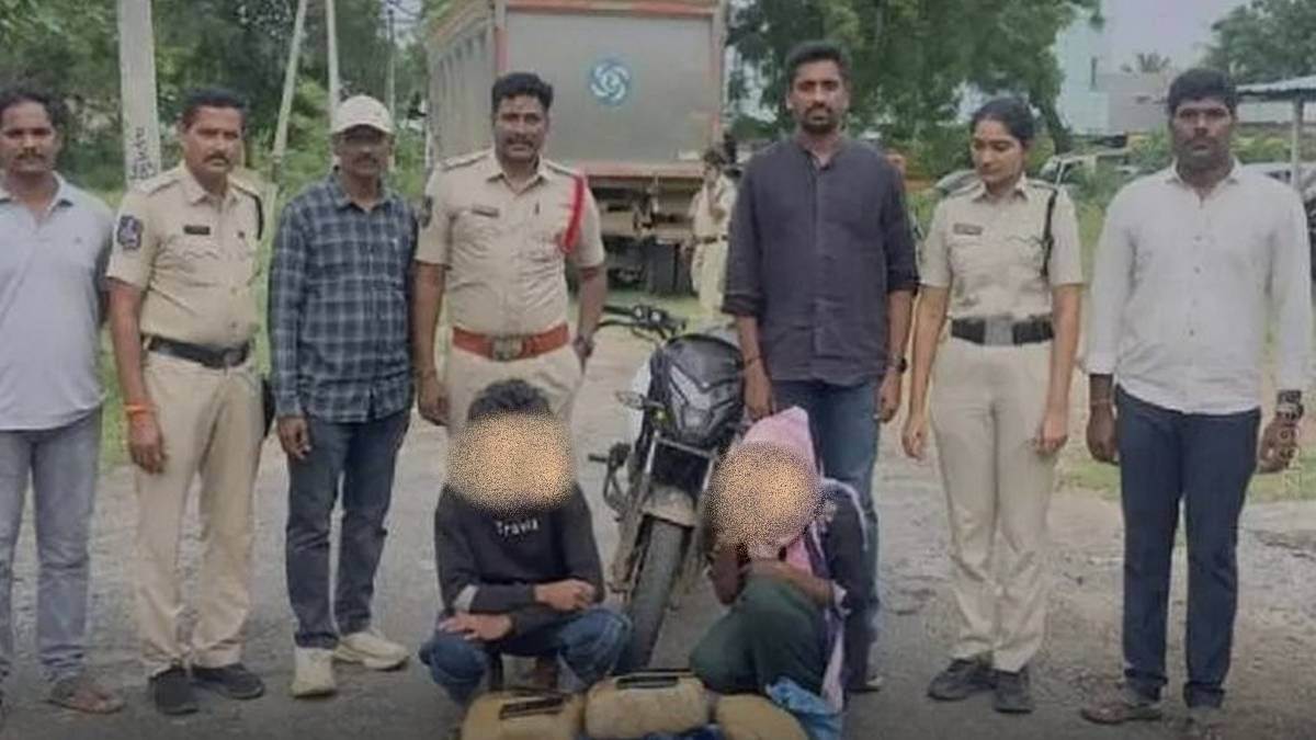 ప్రియురాలికి ఐ-ఫోన్ బహుమతి ఇచ్చేందుకు గంజాయి ...
