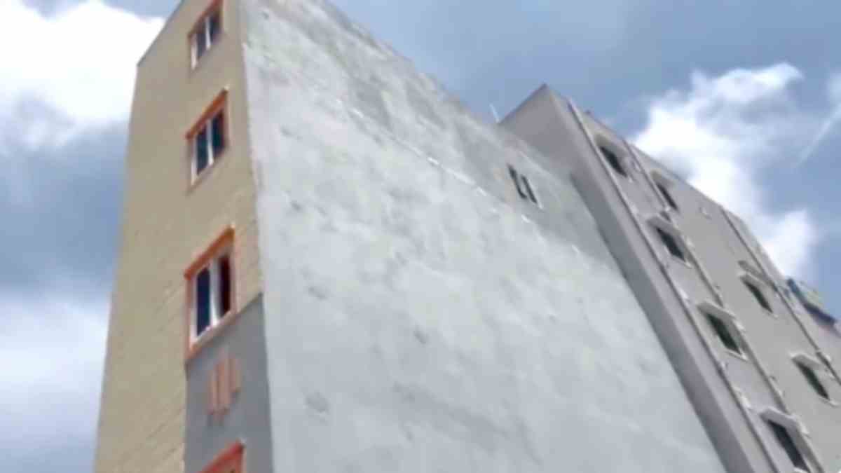 Gachibowli: ఒకవైపుకు ఒరిగిన నాలుగు అంతస్థుల ...